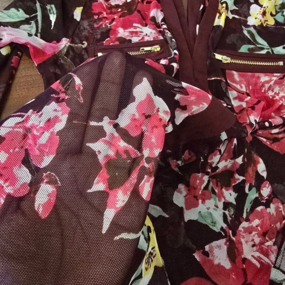 Burgundy Floral Sheer Mesh V-Neck Long Sleeve Top with Zipper Accents Size Large - Picture 7 of 8